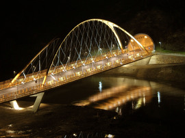 Mise en lumière esthétique et fonctionnelle d’un pont suspendu neuf de type Bow-string, ainsi que de ses accès.