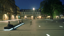 Mise en lumière de la place autour de la cathédrale Saint-André, parvis du palais Rohan (Hôtel de Ville) et symbole de la rénovation urbaine bordelaise.