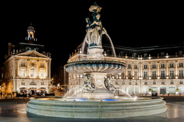 Mise en lumière d’une fontaine monumentale, œuvre de Visconti, située au centre de la Place de la Bourse.